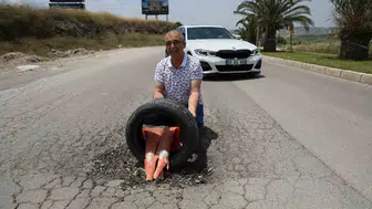 Deprem konutlarının yolu köstebek yuvasına döndü