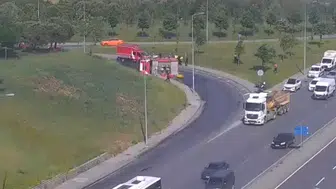 Bağcılar'da yol ortasında devrilen itfaiye aracı trafiği kilitledi