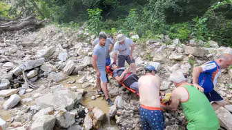 Düzce Harmankaya Şelalesi’nde mahsur kalan turisti ekipler kurtardı