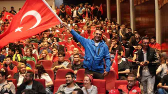 Erciyes Üniversitesi öğrencileri milli maçı dev ekranda izledi