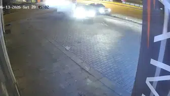 Bingöl’de kaza yapan araç dükkanın içine girmekten son anda kurtuldu