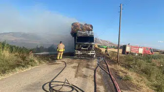 Kırıkhan yolunda saman yüklü tır küle döndü