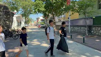 İznikli 12 çocuk bisikletleriyle sokakları temizliyor