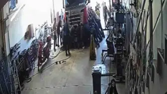 Sanayi sitesinde korku dolu anlar Tırın altında kalan iki kişi kurtarıldı