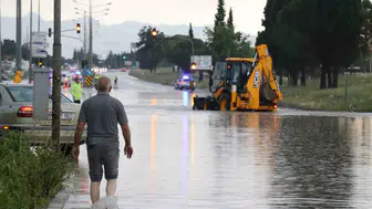 Denizli’de sağanak trafiği kilitledi