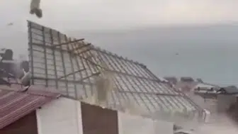 Bitlis'te fırtına dehşeti Bir binanın çatısı uçtu