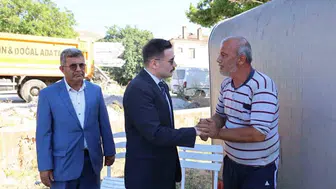 Gökçeada Kaymakamı kapı kapı dolaşarak halkın sorunlarını dinledi