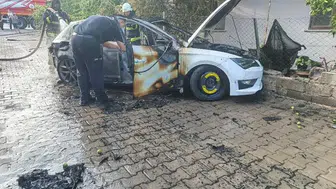 Antalya'da hareket halindeki otomobil alevlere teslim oldu