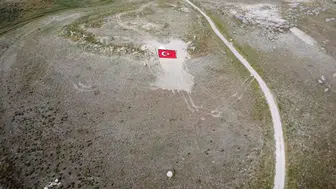 Eskişehirli gençler tarihi tepeye dev Türk bayrağı işledi
