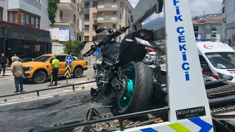 Alanya caddesinde motosiklet ve otomobil çarpıştı