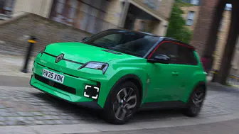 Renault ikonik modellerini yeni batarya ve motorla güncelliyor