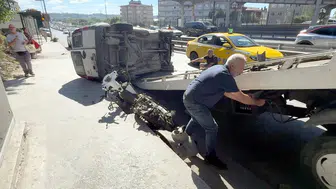 Avcılar'da trafikte dehşet anları İki araç yan yola uçtu