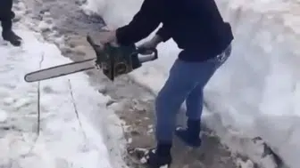 Giresun yaylalarında haziran ayında motorlu testereyle kar mesaisi
