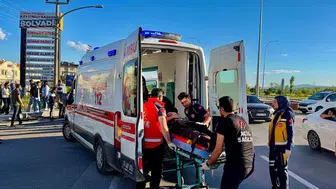 Afyonkarahisar’da tur otobüsüne çarpan otomobilin sürücüsü yaralandı