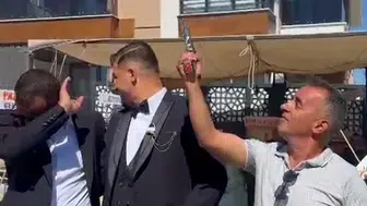 Düğündeki maganda muhtar bir genci vurdu