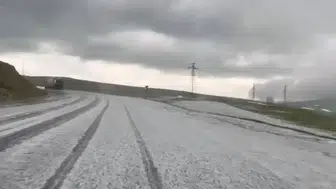Ilgar Dağı geçidinde yaz ortasında kış manzarası