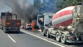 TEM Otoyolu'nda seyir halindeki araç küle döndü