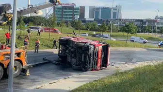 Bağcılar’da kaza yapan itfaiye aracı trafiği kilitledi
