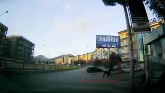 Erzurum’da kontrolden çıkan araç kaldırımdaki gençleri kıl payı teğet geçti
