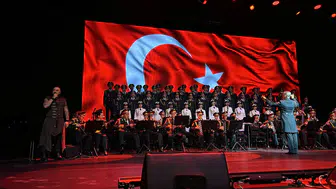 Hayko Cepkin dev orduyla aynı sahneyi paylaştı