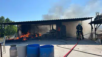 Serik’te besicinin konteyneri alevlere teslim oldu