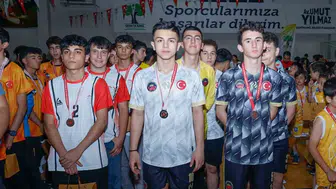 Gaziantep Kolej Vakfı spor salonlarından kupalarla döndü