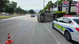 Nilüfer’de kontrolden çıkan otomobil takla attı