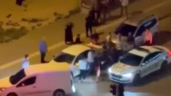 Gaziantep trafiğinde sopalı ve bıçaklı kavga kamerada