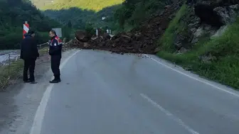 Trabzon ve Bayburt arasındaki ulaşım heyelan nedeniyle durdu