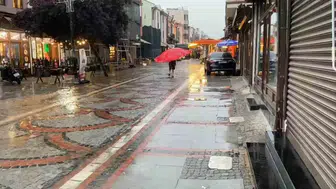Edirne sokaklarında dev şemsiyeli yağmur molası