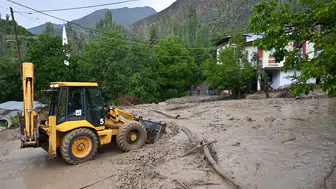 Erzurum Tortum'da toprak kayması yolları kapattı
