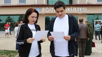 Sivaslı anne ve oğlu aynı okulda sınava ter döktü