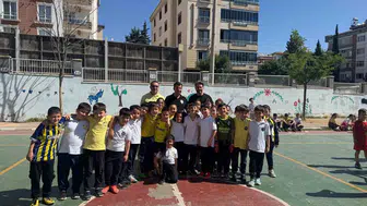 Gaziantep Emniyet Müdürü okul bahçesinde öğrencilerle top koşturdu