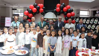 Tatvanlı ilkokul öğrencilerinden devasa sanat sergisi