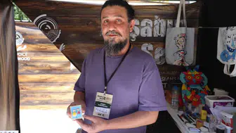 Doğadan topladığı atıkları sanat eserine dönüştürüyor