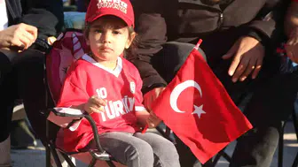 Eskişehirliler 24 yıl sonra milli maçı sokakta izledi