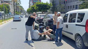 Manavgat’ta elektrikli araçla çarpışan motosikletli hastanelik oldu