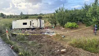 Isparta yolunda tur midibüsü devrildi 5 kişi hayatını kaybetti