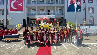 Zonguldak’ta ortaokul öğrencileri diplomalarını alıp kep fırlattı