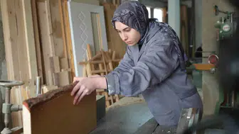 Bayburtlu genç kız babasının atölyesinde marangozluk mesleğini öğreniyor