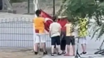 Bartın'da rüzgarın yere düşürdüğü bayrağı çocuklar kurtardı