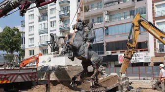 İncirliova’da meydan düzenlemesi için Atatürk heykeli geçici olarak kaldırıldı