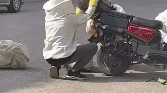 Bursa'da motosikleti ele geçiren arı sürüsü şaşırttı