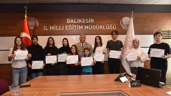 Balıkesir'de Türkçeyi en iyi kullanan öğrenciler ödüllerini aldı
