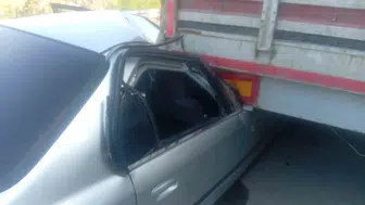 Beypazarı yolunda park halindeki tıra çarpan otomobilde 4 kişi yaralandı