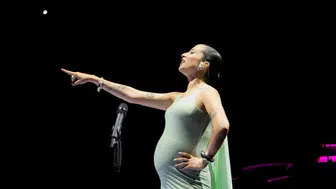 Melike Şahin'den karnı burnunda performans