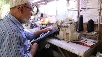 Konya’nın 53 yıllık terzisi elbiseleri yeniden hayata döndürüyor