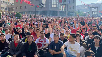 Keçiörenliler milli maç için sabahın ilk ışıklarıyla meydanda buluştu