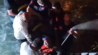 Van Edremit'te kontrolden çıkan kamyonet dereye yuvarlandı