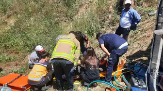 Sındırgı’da kamyon kazası Sürücü sıkıştığı yerden güçlükle çıkarıldı